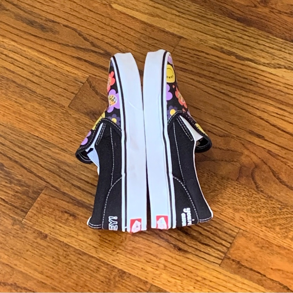 Vans Classic SlipOn Radically Happy Skate Shoe Sneaker Unisex NWT
Boys Kids Teen - Picture 12 of 16